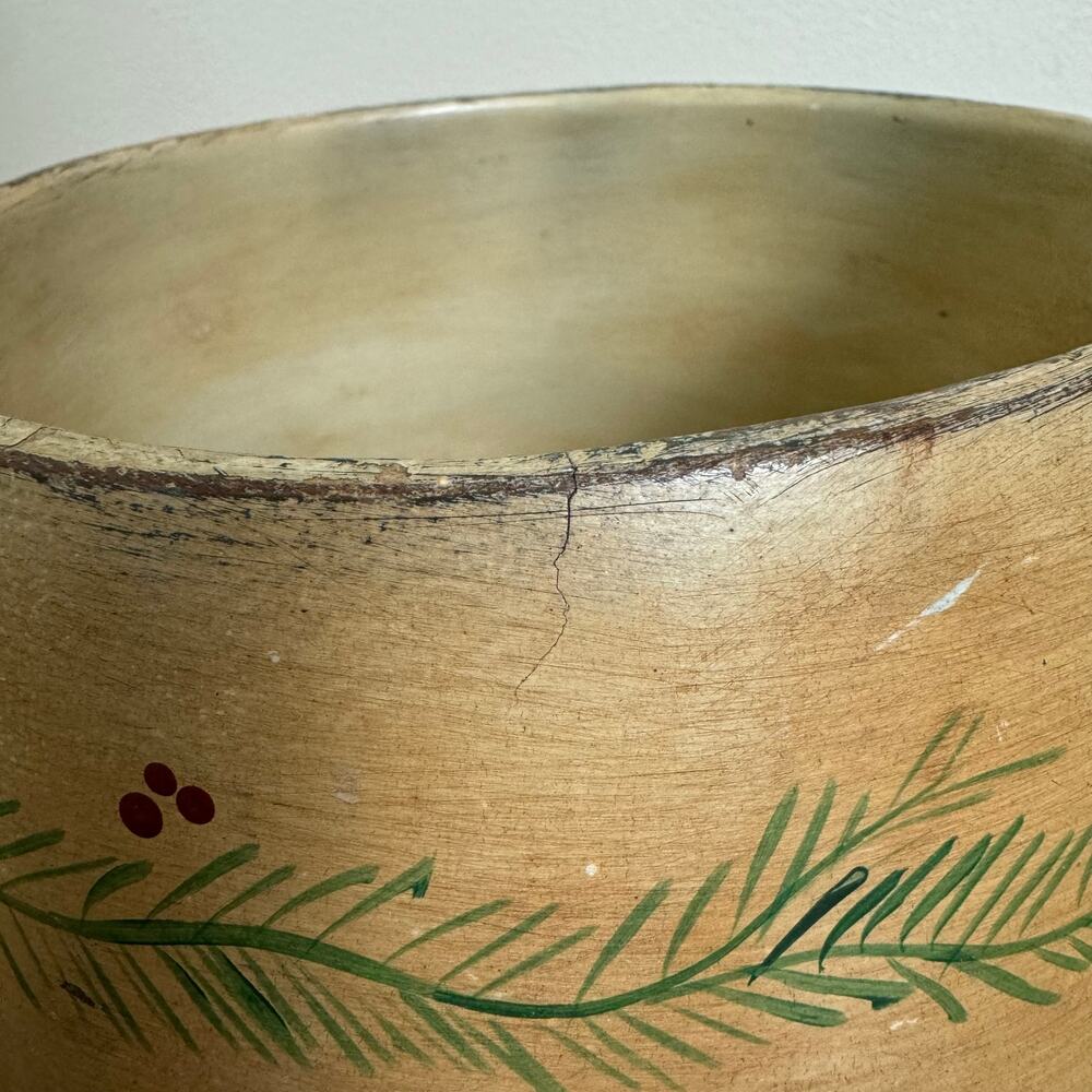 Solid wood Whimsical handpainted wreath berry Christmas holiday decorative bowl - Picture 8 of 10